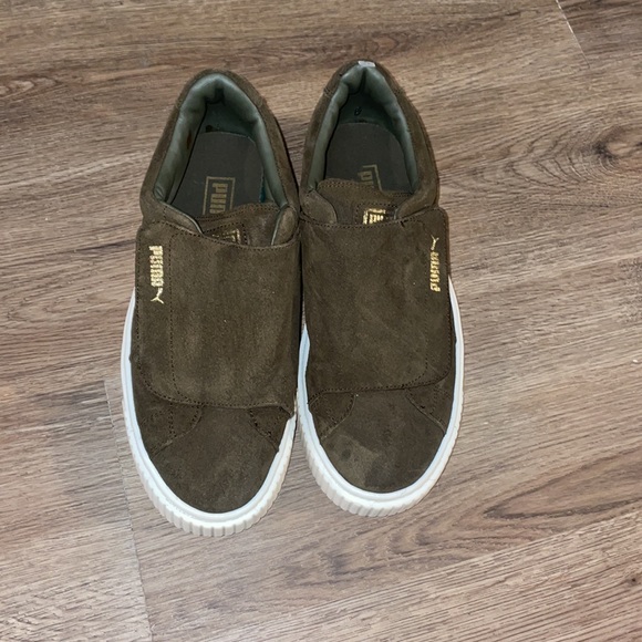 🛑SOLD🛑Suede olive green Pumas - Picture 3 of 6